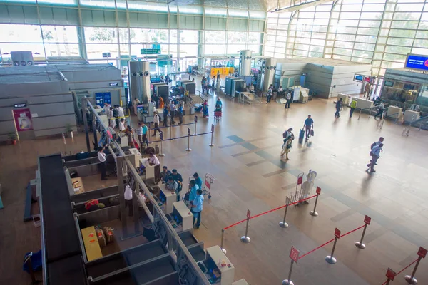 DELHI, INDIA - 19 DE SEPTIEMBRE DE 2017: Vista aérea de personas no identificadas caminando en el Aeropuerto Internacional de Delhi, el Aeropuerto Internacional Indira Gandhi es el 32º más ocupado del mundo — Foto de Stock