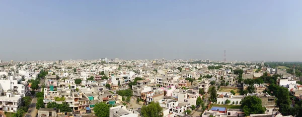 Джайпур, Индия - 20 сентября 2017 года: Прекрасный вид с воздуха на старые здания, расположенные в городе Джайпур, Индия, панорамный вид — стоковое фото