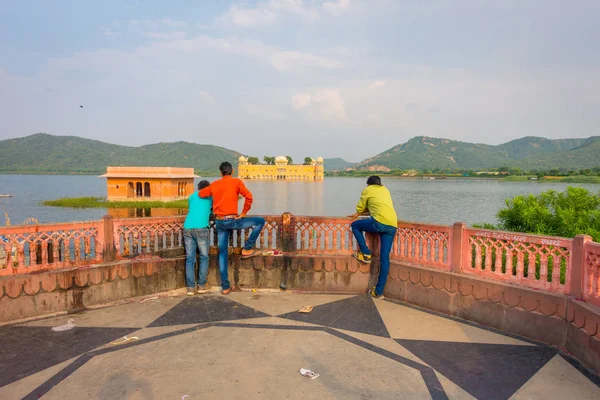 JAIPUR, INDIA - 19 DE SEPTIEMBRE DE 2017: Personas no identificadas que contemplan la vista en el lago Maota en Amber Fort en Jaipur, Rajastán, India, efecto ojo de pez —  Fotos de Stock