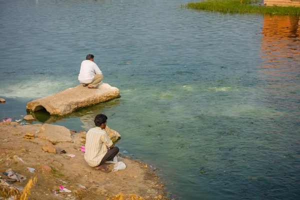 JAIPUR, INDIA - 20 DE SEPTIEMBRE DE 2017: Hombres no identificados disfrutando en la frontera del lago el hermoso Palacio de Agua de Jal Mahal en el lago Man Sagar en Jaipur, Rajastán, India —  Fotos de Stock