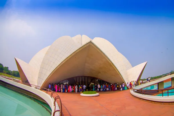 Delhi, India - 27 de septiembre de 2017: Personas no identificadas dentro de la enorme estructura apedreada Templo de Loto, cerca de una piscina artificial, ubicada en Nueva Delhi, India, es una Casa Bahai de Adoración, ojo de pez —  Fotos de Stock