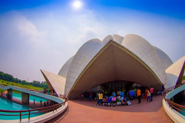 Delhi, India - 27 de septiembre de 2017: Personas no identificadas dentro de la enorme estructura apedreada Templo de Loto, cerca de una piscina artificial, ubicada en Nueva Delhi, India, es una Casa Bahai de Adoración, ojo de pez —  Fotos de Stock