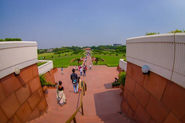 Delhi, India - 27 September 2017: Niet-geïdentificeerde mensen lopen in de open lucht beneden en boven voor een bezoek aan de Lotus Tempel, gelegen in New Delhi, India, is een Bahai House of Worship — Stockfoto