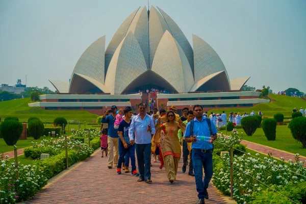 Delhi, India - 27 de septiembre de 2017: Multitud de personas caminando y disfrutando del hermoso Templo del Loto, ubicado en Nueva Delhi, India, es una Casa de Adoración Bahai — Foto de Stock