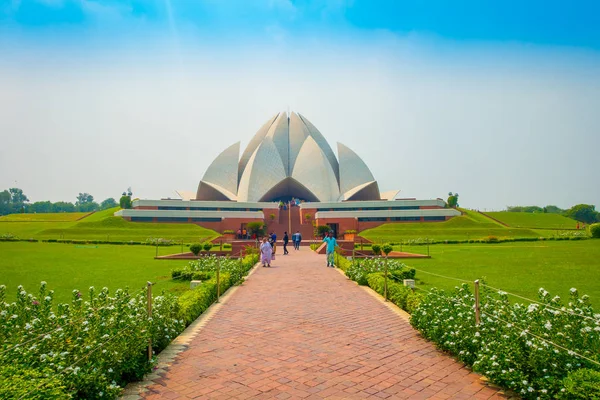 Delhi, India - 27 de septiembre de 2017: Personas no identificadas caminando y disfrutando del hermoso Templo del Loto, ubicado en Nueva Delhi, India, es una Casa de Adoración Bahai —  Fotos de Stock