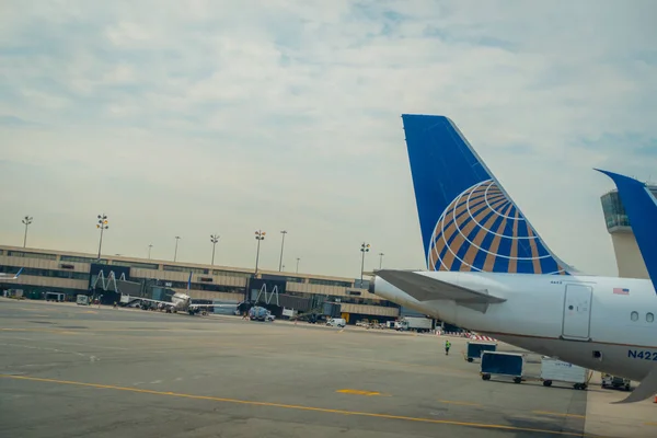 NEWARK, NJ - 16 OTTOBRE 2017: Logo United Airlines sull'ala di coda dell'aereo all'aeroporto di Newark, New Jersey. United Airlines si è fusa con Continental nel 2010 come ora la compagnia aerea più grande del mondo — Foto Stock