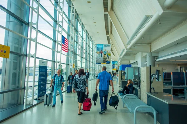 NEWARK, NJ - 16 de octubre de 2017: Personas no identificadas caminando en el interior del aeropuerto de Newark en Newark, Nueva Jersey. El aeropuerto de Newark, cerca de la ciudad de Nueva York, es el décimo más concurrido de los Estados Unidos y el segundo —  Fotos de Stock
