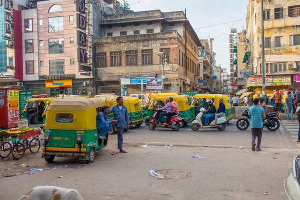Delhi, Indie-Wrzesień 25 2017: Niezidentyfikowani ludzie z zielonymi riksze i auto-riksze zaparkowane w brudnych ulicach w Paharganj Delhi. Delhi jest 2 najbardziej zaludne miasto w Indiach po — Zdjęcie stockowe
