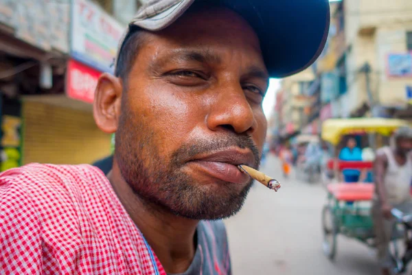 Delhi, India - 25 de septiembre de 2017: Retrato del hombre indio fumando en las calles de Paharganj Nueva Delhi India — Foto de Stock