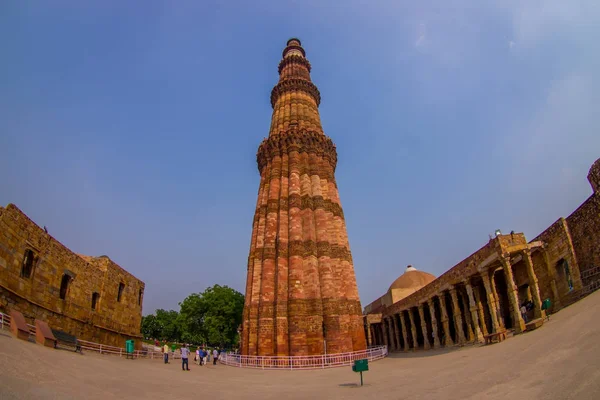 DELHI, ÍNDIA - JULHO 20, 2015: Qutub Minar, um dos patrimônios mundiais da UNESCO, construído no início do século XIII, localizado no sul de Deli, Índia — Fotografia de Stock