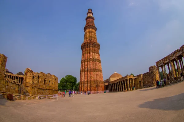 DELHI, ÍNDIA - JULHO 20, 2015: Qutub Minar, um dos patrimônios mundiais da UNESCO, construído no início do século XIII, localizado no sul de Deli, Índia — Fotografia de Stock
