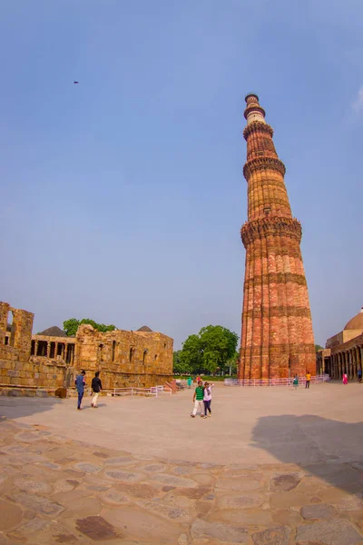 DELHI, ÍNDIA - SETEMBRO 25 2017: Pessoas não identificadas desfrutando do Qutub Minar, um dos patrimônios mundiais da UNESCO, construído no início do século XIII, localizado no sul de Deli, Índia — Fotografia de Stock