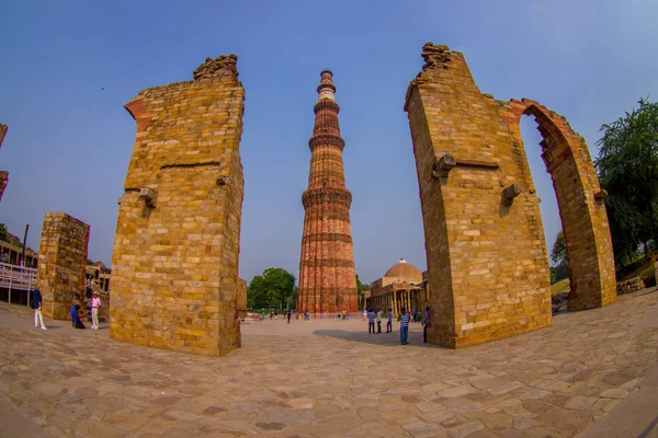 DELHI, ÍNDIA - SETEMBRO 25 2017: Pessoas não identificadas caminhando e desfrutando da vista de Qutub Minar, um dos patrimônios mundiais da UNESCO, construído no início do século XIII, localizado no sul de Deli, Índia — Fotografia de Stock