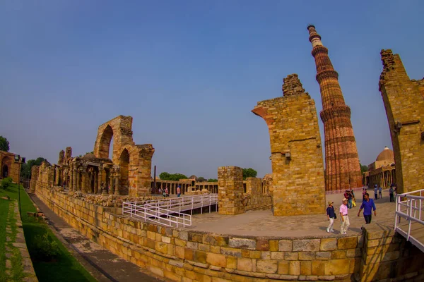 DELHI, INDIA - 25 SETTEMBRE 2017: Persone non identificate che camminano e godono della vista del Qutub Minar, uno dei siti patrimonio dell'umanità dell'UNESCO, costruito all'inizio del XIII secolo situato a sud di Delhi, India — Foto Stock