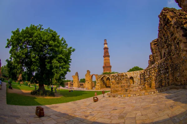 DELHI, INDE - 25 SEPTEMBRE 2017 : Belle vue sur la tour Qutub Minar, l'un des sites du patrimoine mondial de l'UNESCO, construite au début du 13ème siècle située au sud de Delhi, en Inde, effet oeil de poisson — Photo