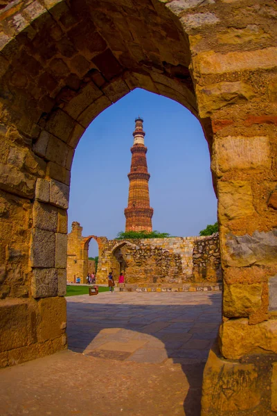 DELHI, ÍNDIA - SETEMBRO 25 2017: Bela vista de Qutub Minar, através de um arco apedrejado, um dos patrimônios mundiais da UNESCO, construído no início do século XIII, localizado no sul de Delhi, Índia — Fotografia de Stock