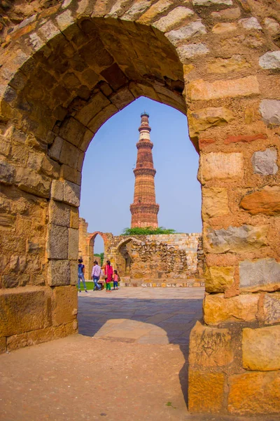 DELHI, ÍNDIA - SETEMBRO 25 2017: Bela vista de Qutub Minar, através de um arco apedrejado, um dos patrimônios mundiais da UNESCO, construído no início do século XIII, localizado no sul de Delhi, Índia — Fotografia de Stock