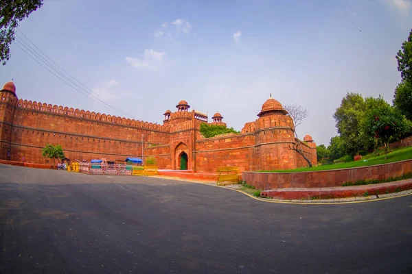 Delhi, India - September 25 2017: Een muur van rode fort of Lal Qila in Delhi in de avondzon gelegen in Delhi India, vis ogen effect — Stockfoto