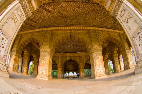 DELHI, INDIA - 25 SETTEMBRE 2017: Indoord view of Inlaid marble, columns and arches, Hall of Private Audience or Diwan I Khas at the Lal Qila or Red Fort in Delhi, India, fish eye effect — Foto Stock