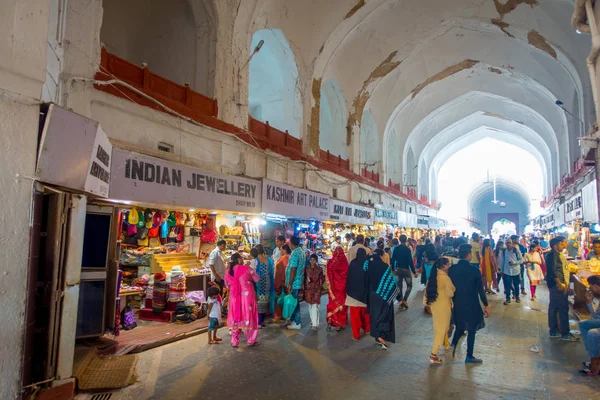 DELHI, INDE - 25 SEPTEMBRE 2017 : Des foules de personnes marchent et achètent à l'intérieur du bazar du Fort Rouge à Delhi, en Inde. Meena Bazaar, construit par Mukarmat Khan il y a 300 ans, a été le premier bazar couvert — Photo