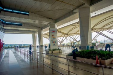 Delhi, Hindistan - 19 Eylül 2017: enter Delhi Uluslararası Havaalanı, onların lugages ile yürüme kimliği belirsiz, Indira Gandhi Havalimanı en yoğun 32th kişidir