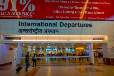 Delhi, Hindistan - 19 Eylül 2017: Delhi Uluslararası Havaalanı Internacional gidiş için yürüyüş tanımlanamayan kişi