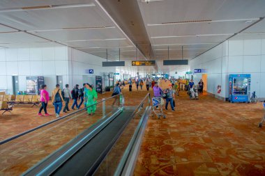 Delhi, Hindistan - 19 Eylül 2017: tanımlanamayan insanlar içinde Delhi Uluslararası Havaalanı, bazı turistik yere ve sadece diğer elektrikli bir bant kullanarak Indira Gandhi yürümek