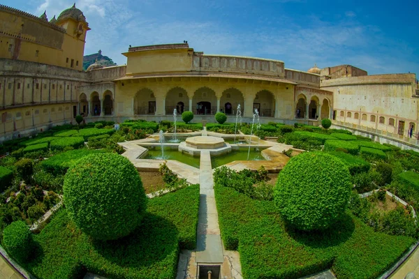 Bella vista sul giardino del forte ambra a Jaipur, India, effetto occhi di pesce — Foto Stock