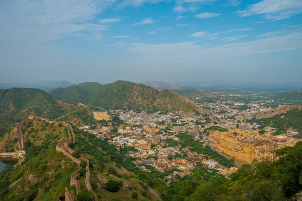 Viagem indiana marco turístico famoso, bela vista da cidade de Amber Fort localizado em Rajasthan, Índia — Fotografia de Stock