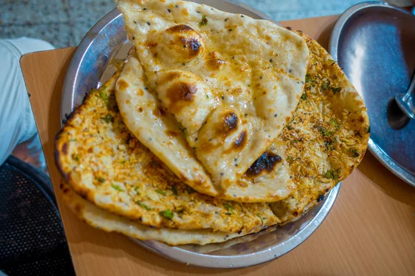 Muitas tortilhas pequenas caseiras para o café da manhã, em folha de prata, cidade de Jaipur, na Índia — Fotografia de Stock