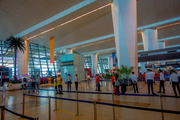 DELHI, INDIA - 19 SETTEMBRE 2017: Persone non identificate che camminano nell'aeroporto internazionale di Delhi, l'aeroporto internazionale Indira Gandhi è il 32esimo più trafficato del mondo — Foto Stock