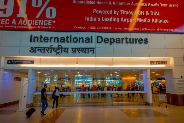 DELHI, INDIA - 19 SETTEMBRE 2017: Persone non identificate che camminano verso le partenze internazionali nell'aeroporto internazionale di Delhi — Foto Stock