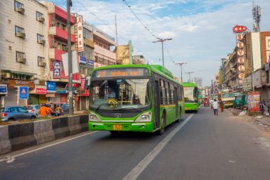 Delhi, Hindistan - 25 Eylül 2017: Bir motosiklet tanımlanamayan insanlarla bir yeşil Rickshaws, sokaklarda Paharganj, Delhi içinde. Delhi Hindistan 2 en kalabalık şehri Mumbai sonra olduğunu.