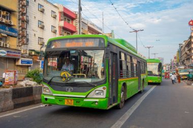Delhi, Hindistan - 25 Eylül 2017: Bir motosiklet tanımlanamayan insanlarla bir yeşil Rickshaws, sokaklarda Paharganj, Delhi içinde. Delhi Hindistan 2 en kalabalık şehri Mumbai sonra olduğunu.