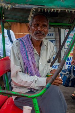 Delhi, Hindistan - 25 Eylül 2017: Tanımlanamayan adamla Paharganj, Delhi insanlar için bekleyen bir çekçek içinde