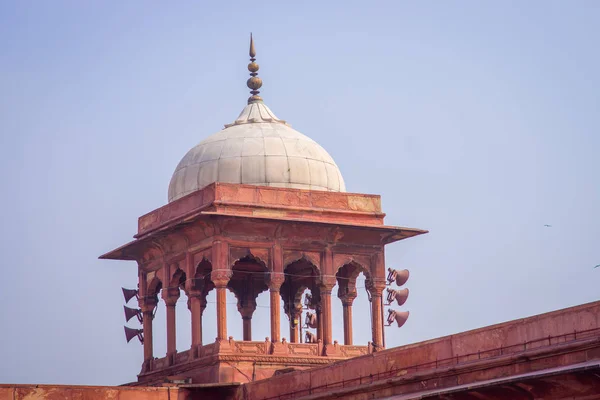 DELHI, INDIA - SETEMBRO 27, 2017: Fechar a vista da cúpula Pessoas não identificadas andando em frente a um belo templo Jama Masjid, esta é a maior mesquita muçulmana da Índia. Delhi, Índia, peixe — Fotografia de Stock