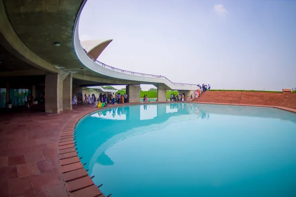 Delhi, India - 27 de septiembre de 2017: Personas no identificadas dentro de la enorme estructura apedreada Templo de Loto, cerca de una piscina artificial de agua turquesa, ubicada en Nueva Delhi, India, es una Casa Bahai de — Foto de Stock