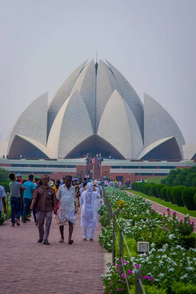 Delhi, Indie - 27 września 2017: Niezidentyfikowanych osób korzystających piękny Lotus Temple, znajduje się w New Delhi, Indie, jest dom Bahai kultu — Zdjęcie stockowe