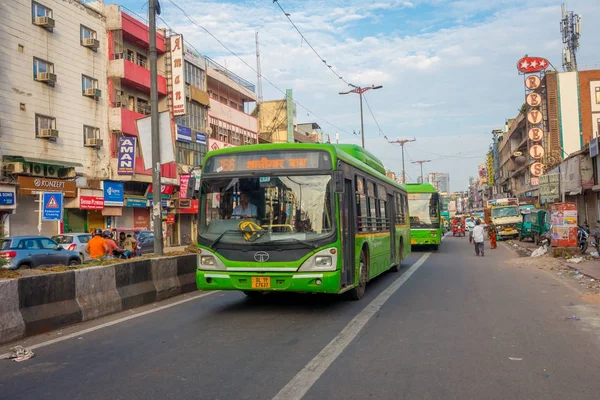 DELHI, INDIA - 25 DE SEPTIEMBRE DE 2017: Personas no identificadas en una motocicleta con un Rickshaws verde en las calles de Paharganj, Delhi. Delhi es la segunda ciudad más poblada de la India después de Mumbai — Foto de Stock