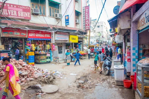 Delhi, Índia - 25 de setembro de 2017: Pessoas não identificadas andando nas ruas perto de uma loja de alimentos em Paharganj Delhi com compradores muçulmanos — Fotografia de Stock