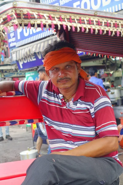 Delhi, indien - 25. september 2017: unbekannter mann mit orangefarbenem stoff um den kopf in einer rickscha, die in paharganj auf menschen wartet, delhi — Stockfoto