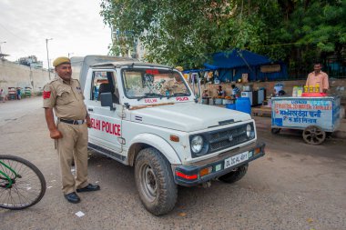 Delhi, Hindistan - 25 Eylül 2017: Bir trafik polis kontrol kent sahəsi Chandi Chowk trafikte. Trafik sıkışıklığı Indias kasaba ve şehirlerde yaygındır