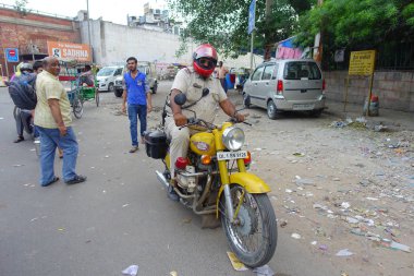 Delhi, Hindistan - 25 Eylül 2017: sürme kimliği belirsiz kişi orada motosiklet Paharganj, Delhi Hindistan, sokaklarında