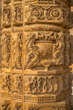 Delhi, Hindistan - 25 Eylül 2017: ayrıntıları Qutub Delhi, Hindistan karmaşık, dekoratif oymalar kadar yakın