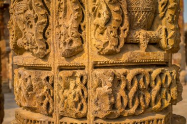 Delhi, Hindistan - 25 Eylül 2017: ayrıntıları Qutub Delhi, Hindistan karmaşık, dekoratif oymalar kadar yakın