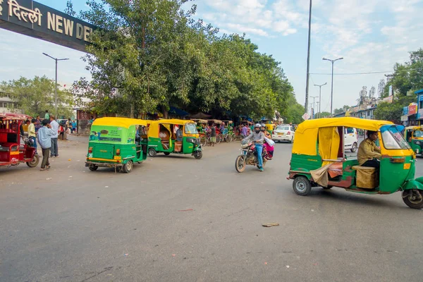 델리, 인도-9 월 25 2017: 미확인된 사람 녹색 인력거와 자동 rickshaws Paharganj 델리 인도에서 거리에서 운전 — 스톡 사진