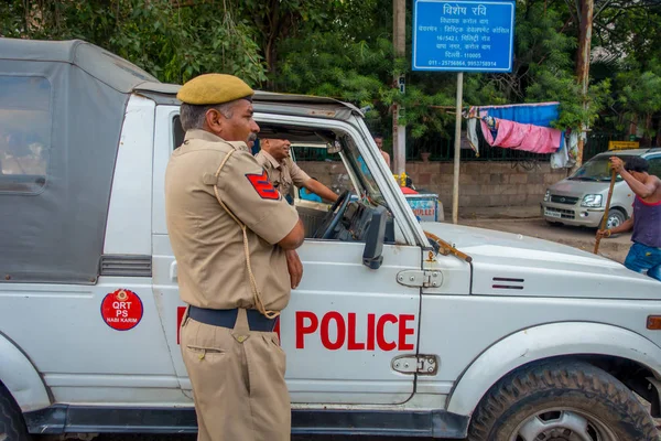 Delhi, India - 2017. szeptember 25.: Egy közlekedési rendőr kontrolling a forgalom Chandi Chowk területen a város. Forgalmi torlódások a közös a városokban Indias — Stock Fotó