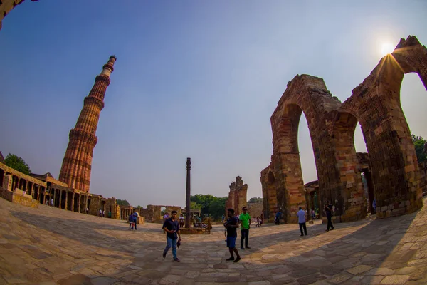 DELHI, ÍNDIA - SETEMBRO 25 2017: Pessoas não identificadas andando perto de Qutub Minar, um dos patrimônios mundiais da UNESCO, construído no início do século XIII, localizado no sul de Delhi, Índia, efeito olho de peixe — Fotografia de Stock