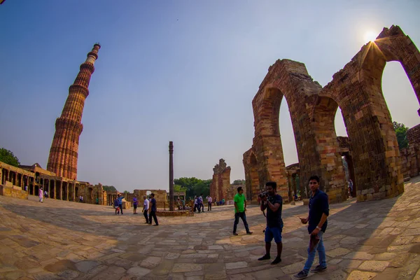 DELHI, ÍNDIA - SETEMBRO 25 2017: Pessoas não identificadas andando perto de Qutub Minar, um dos patrimônios mundiais da UNESCO, construído no início do século XIII, localizado no sul de Delhi, Índia, efeito olho de peixe — Fotografia de Stock