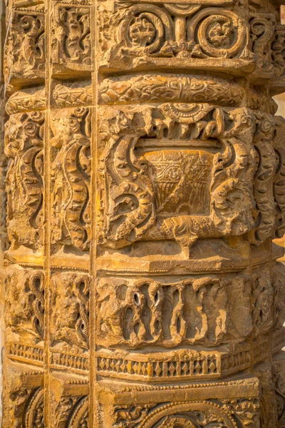 DELHI, ÍNDIA - SETEMBRO 25 2017: Close up of details of decorative carvings at Qutub complex in Delhi, Índia — Fotografia de Stock